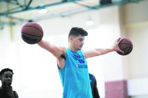 Möchte sich den Traum von der NBA erfüllen: Basketballer Luka Brajkovic musste sich bei den Athletiktests in Charlotte über eineinhalb Stunden bei Ballübungen und Wurfdrills beweisen. cH