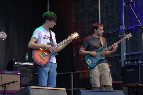 Musikschüler treten am Freitag bei der Premiere am Kirchplatz auf. Gde