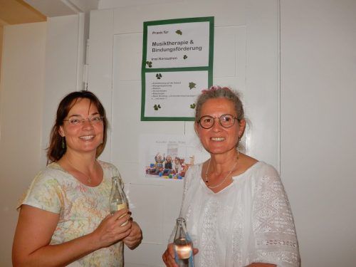 Musiktherapeutin Irmi Keraudren mit Sozialarbeiterin Rita A. Sutterlüty. 