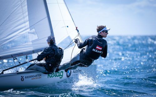 Nach zwei zweiten Plätzen am Vortag entschieden Lara Vadlau und Lukas Mähr die sechste Wettfahrt im 470er für sich. Candidate Sailing/Matesa