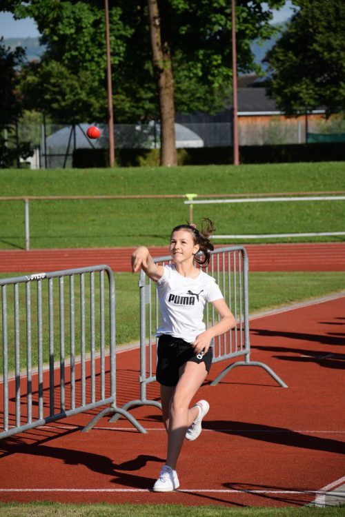 Neben dem Werfen und Weitspringen war auch ein 60-Meter-Lauf Teil des Dreikampfs. m.hörburger