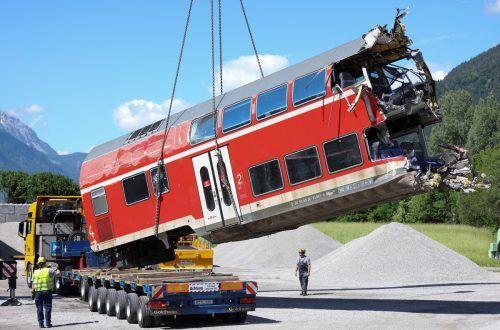 Neben den Ermittlungen zur Ursache der Zugentgleisung gingen gestern auch die Aufräumarbeiten an der Unfallstelle weiter. reuters
