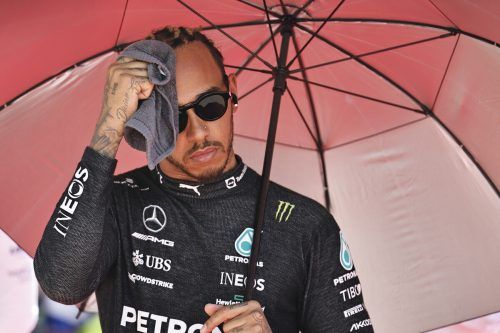 Nicht nur schweißtreibend, auch den Rücken belastend war für Lewis Hamilton der Grand Prix in Baku. ap