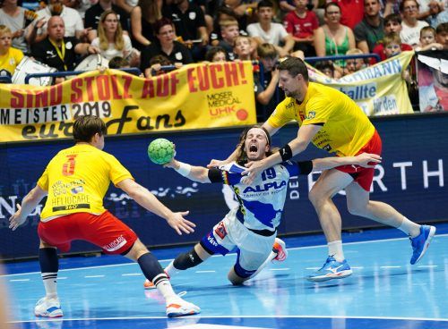 Nico Schnabl wird unsanft von Romas Kirveliavicius gestoppt.  GEPA