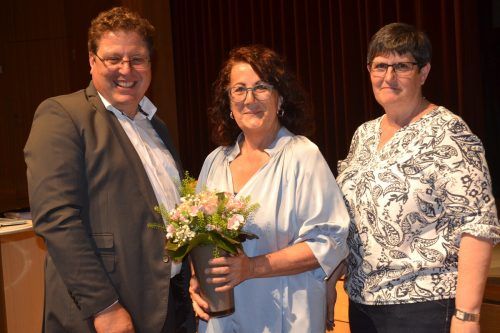 Obmann Frank Stecher und Kassierin Brigitte Latzer konnten der Vize-Obfrau Brigitte Olschnögger für 40 Jahre im Vorstand des Nenzinger Krankenpflegevereins gratulieren und danken. em