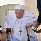 Gerüchteküche um Papst brodelt