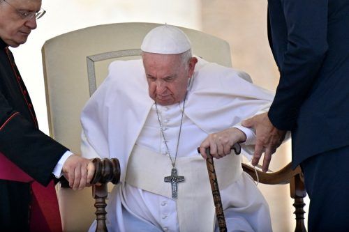 Papst Franziskus hat mit starken Knieschmerzen zu kämpfen.  AFP