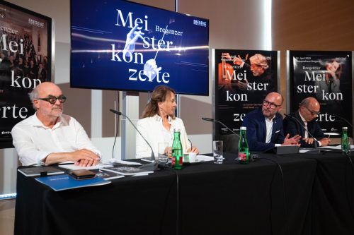 Peter Heiler und Judith Reichart präsentierten in Anwesenheit von Bgm. Ritsch und StR. Rauth die Meisterkonzerte.  VN/Hartinger