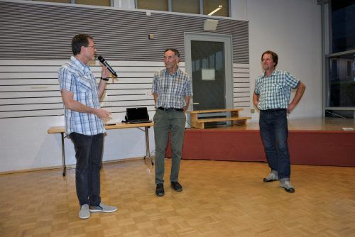 Pfarrer Christian Stranz (v.l.) im Gespräch mit Josef Bereuter und Egon Böhler nach dem Filmbeitrag im Pfarrheim Hatlerdorf. EH (2)