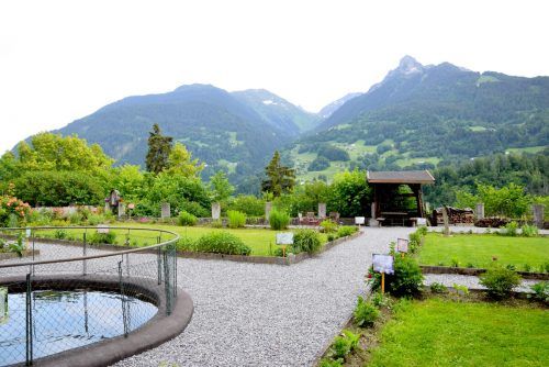 Pfarrer Wilfried Blum, die Klaraschwestern des Klosters Gauenstein und die Besucher feierten zusammen die Eröffnung des Klara-Gartens.  SCO
