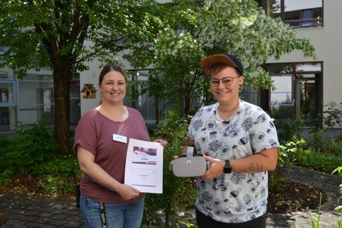 Pflegedienstleiterin Birgit Grasmugg (l.) und Wohnbereichsleiterin Melanie Stemer, die den angehenden Pflegepersonen die VR-Brille näherbrachte. bischof