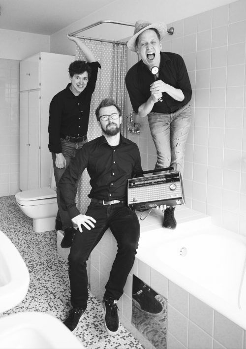 Philipp Lingg ist mit den Musikern Christoph Mateka und Martin Grabher unterwegs. Philipp Lingg Band
