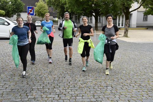 „Plogging“ ist eine sportliche Art der Müllbekämpfung.  