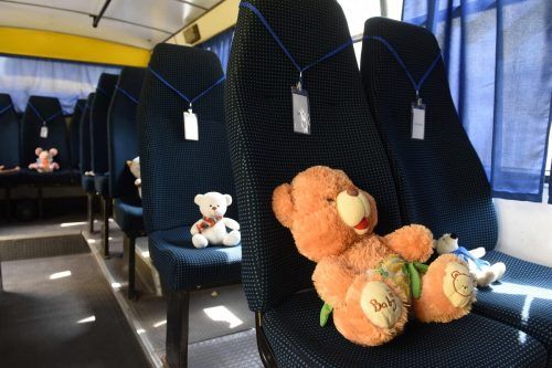Plüschtiere in einem Schulbus erinnern im ukrainischen Lwiw an die 243 getöteten Kinder seit Beginn des russischen Angriffskriegs. AFP