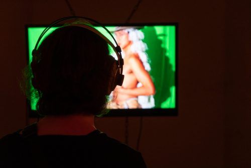 „Poems don‘t always have to rhyme, you know“ heißt die Videoinstallation von Sara-Lisa Bals. Sarah Mistura