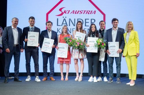 Präsidentin Roswitha Stadlober (r.) ehrte die Erfolgreichen aus dem Lager Ski alpin: Johannes Strolz, Mathias Mayer, Katharina Liensberger, Mirjam Puchner, Katharina Huber, Stefan Brennsteiner und Michael Matt. gepa