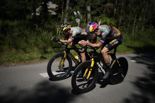 Primoz Roglic und Wout van Aert vom Team Jumbo-Visma stimmen sich für das Zeitfahren heute in Kopenhagen ein. ap