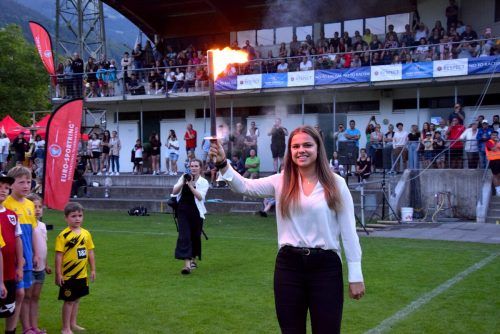 Profi-Fußballerin Leonie Salzgeber entzündete das Feuer der diesjährigen Montafon Alpine Trophy. SCO
