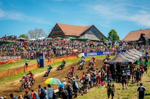 Rad-an-Rad-Duelle liefern sich die Piloten in Möggers beim ADAC MX Masters. MCCM