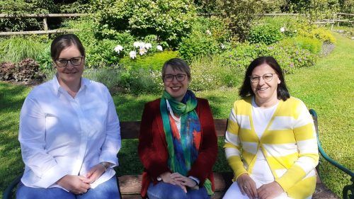Raumplanerin Anne Brand mit den Organisatorinnen der Salonvorträge, Verena Burtscher (l.) und Elisabeth Schwald (r.). SPOS