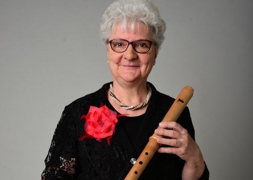 Sabine Gstach: „Auch mit 70 bleibe ich neugierig und immer wieder fasziniert von den vielen Flötentypen, der Musik und dem Ensemblespiel.“ andreas ender