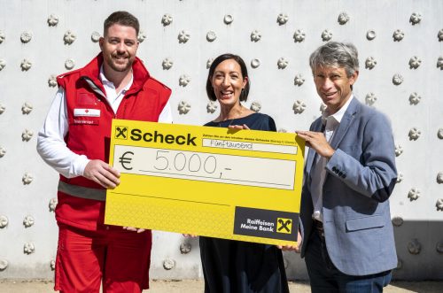 Scheckübergabe für „Vorarlberg hilft“: Tobias Marxgut (Rotes Kreuz), Kathrin Dünser (Vorarlberg Museum) und Claudio Tedeschi (Caritas).  vorarlberg museum