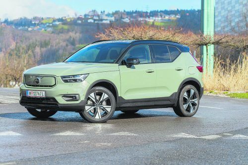Schickes elektrisches Kompakt-SUV mit mächtigen 408 PS Leistung. Volvo setzt beim ersten E-Modell auf Fahrspaß. VN/Stiplovsek