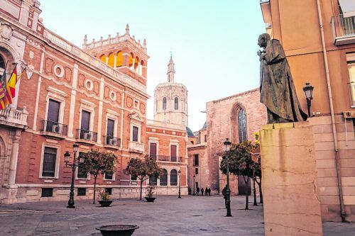 Schöne Gebäude und Orangenbäume in Valencias Altstadt. Jonny James/Unsplash