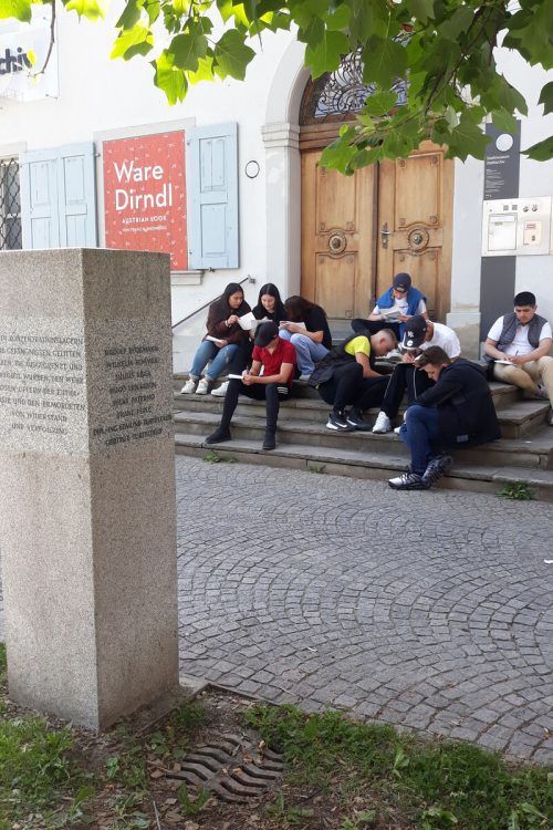 Schüler der Mittelschule Markt haben sich mit den Namen auf dem Gedenkstein beim Stadtmuseum befasst. Stadt