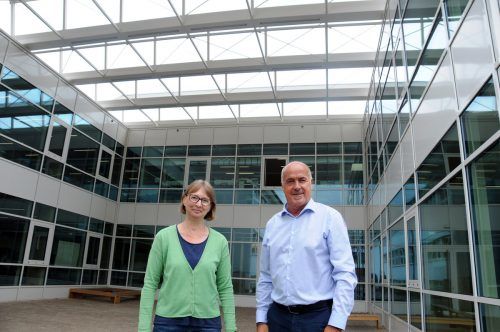 Schulleiterin Waltraud Kerngast und Bürgermeister Herbert Sparr vor dem sanierten Schulgebäude in Höchst. ajk