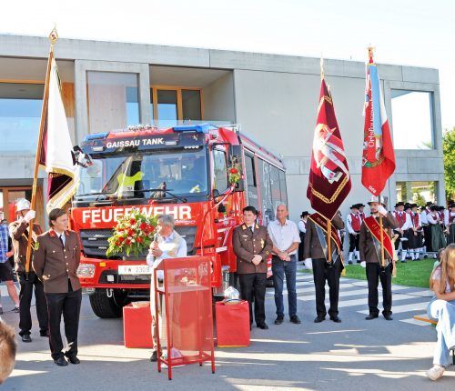 Segnung des neuen Einsatzfahrzeugs durch Pfarrer Ioan Sandor. Links Kommandant Christoph Vonach, rechts BFI Reinhard Karg und Bürgermeister Reinhold Eberle.  AJK/4