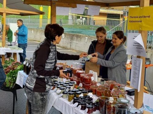 Selbstgemachte Spezialitäten, Handwerkskunst und Frisches werden angeboten. me