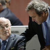 Strafen für Blatter und Platini gefordert
