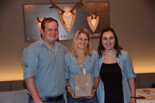 Simon Burtscher und Leonie Kessler der Landjugend Klostertal verabschieden Maria Dünser (Mitte). dob