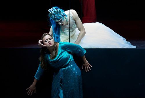 Sopranistin Esther Dierkes mit der Drag Queen Reflektra.