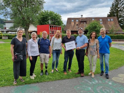 Spendenübergabe durch die Mitglieder der Theaterwerkstatt an Arnt Buchwald, Geschäftsführer des Schulheims Mäder.  Theaterwerkstatt