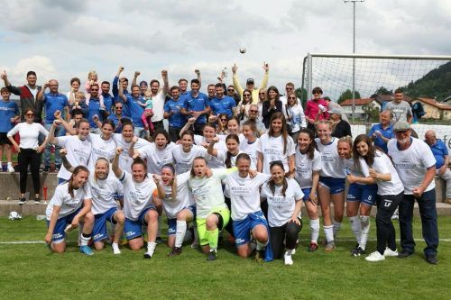 Spielerinnen und Fans der SPG Leiblachtal feierten den erstmaligen Meistertitel gemeinsam.  siha