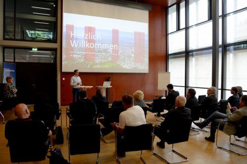Stadtplanungsreferent Julian Fässler spricht zu Dornbirner Unternehmern. Stadt