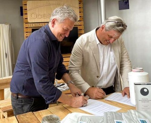 Stefan Grabher unterfertigt mit Manuel Schweizer den Lizenzvertrag für biologisch abbaubares Polyester.
