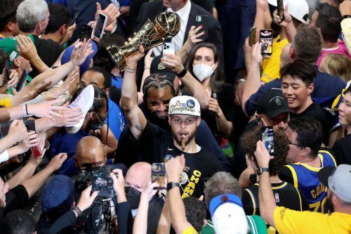 Stephen Curry wurde nach dem Titelgewinn als wertvollster Spieler der NBA-Saison ausgezeichnet. Draymond Green feiert mit Trainer Steve Kerr.  ap