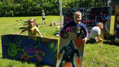 Stolz präsentieren Kinder ihre Graffitis. Familienverband