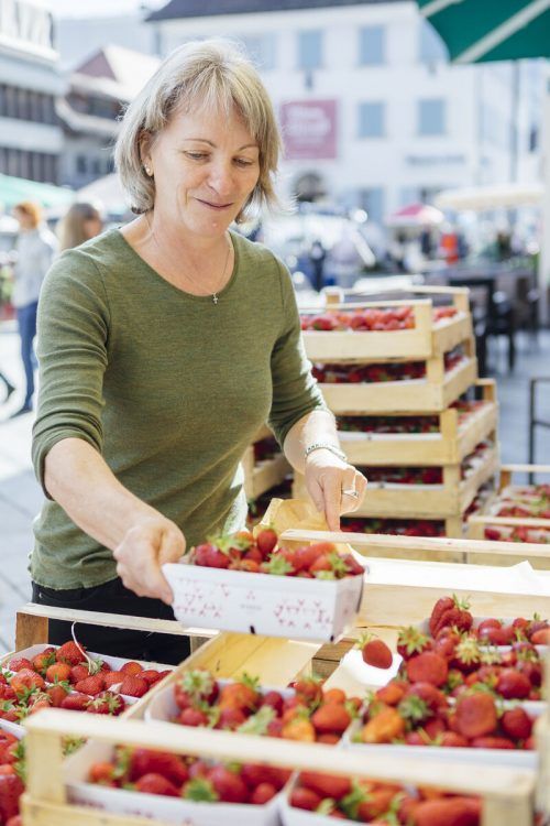 Theresa Winder mit ihren Erdbeeren. Mathis (2)