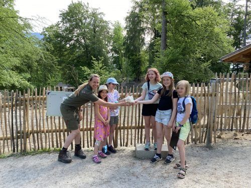 Tierpflegerin Birgit Wedl mit den Kinderstadtvertretern der Teams „Soziales und Beteiligung“ und „Bildung und Kultur“. stadt fk