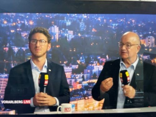 übergabe Pircher-Sanou (l.) tritt beim Verein Neustart das Erbe von Ender an.