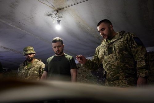 Ukraines Präsident Wolodymyr Selenskyi (M.) informierte sich in der umkämpften Region um die Stadt Sjewjerodonezk über die militärische Lage. AP/Alexandrov