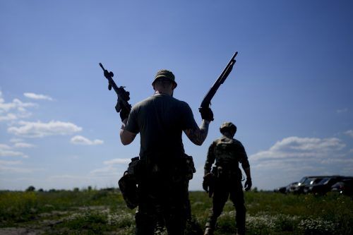 Ukrainische Zivilisten beim Training am Stadtrand von Kiew. AP