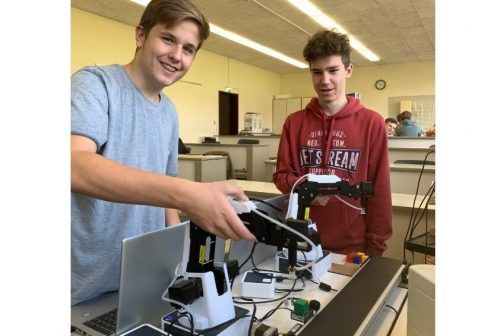 Unter Anleitung von Christian Doppler programmieren die Schüler Robotik-Systeme.  PTS Bregenz