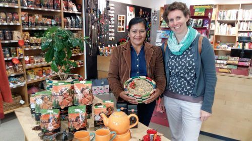 Veronika Wohlgenannt und ihr Team laden zum Weltladentag ein. lcf