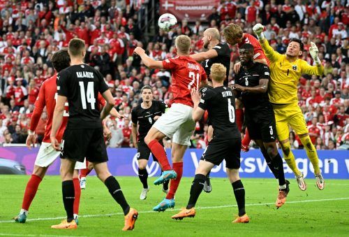 Viel beschäftigt war Österreichs Torhüter Heinz Lindner (r.) im Gruppenspiel der Nations League gegen Dänemark.  ap