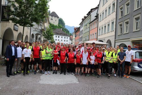 Vizebürgermeister Daniel Allgäuer (ganz links) mit Sportfachbereichsleiter Thomas Bachmann (2.v.r.) und den Athleten. Stadt Feldkirch